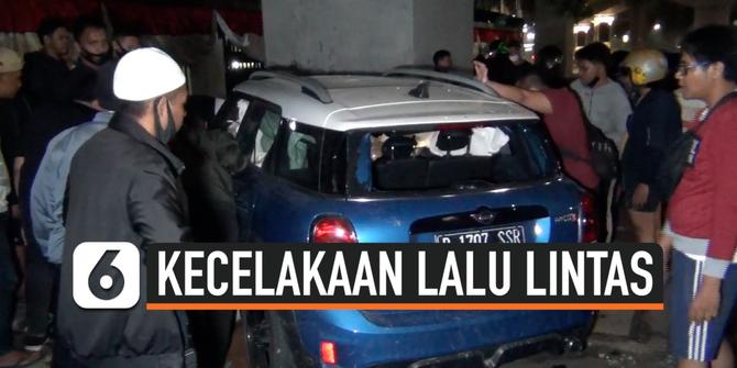 VIDEO: Akibat Ngebut Mobil Mewah Tabrak Separator dan Terbalik