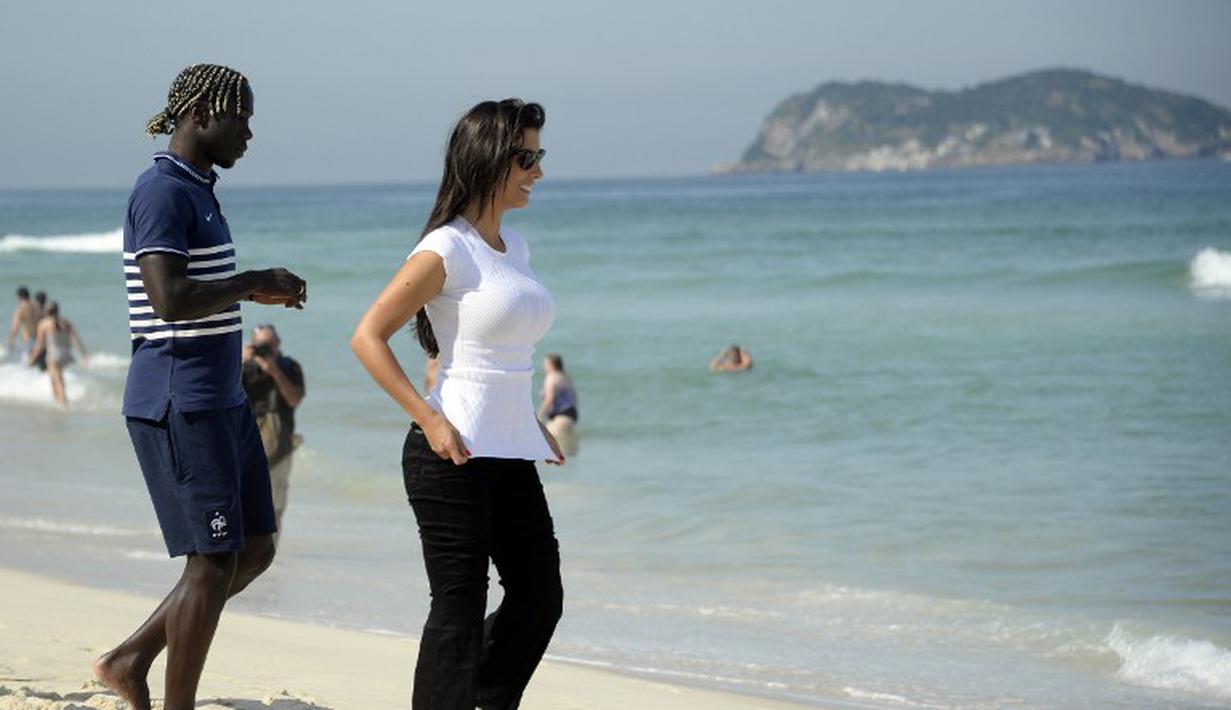 Model cantik Ludivine Kadri yang juga istri dari full-back asal Prancis, Bacary Sagna. Ia bersama keluarga bersantai di Pantai Rio de Janeiro, Brasil (26/6/2014) (AFP PHOTO/FRANCK FIFE)