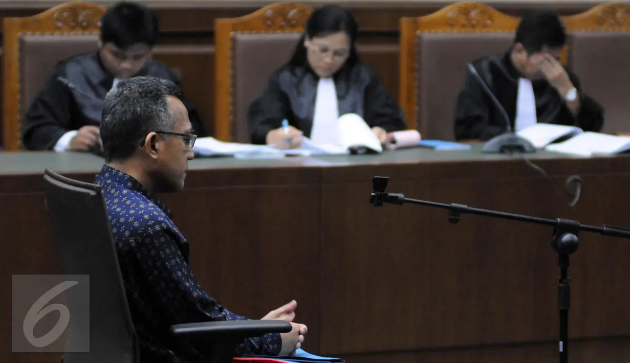 Hakim PTUN Medan Tripeni Irianto Putro saat menjalani sidang lanjutan dengan agenda pembacaan pledoi, Jakarta, Kamis (26/11/2015). Tripeni mengaku sama sekali tidak punya itikad menerima duit suap dari OC Kaligis. (Liputan6.com/Helmi Afandi)