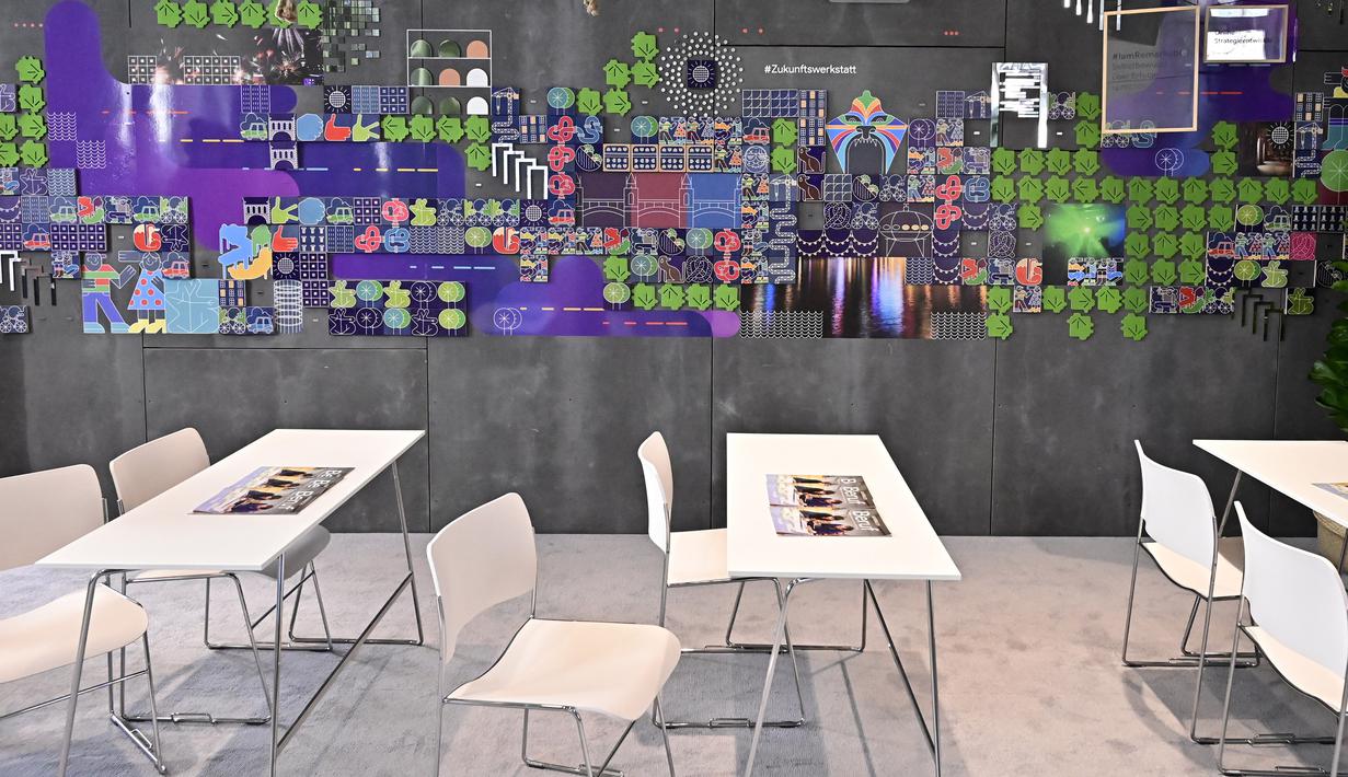 Suasana salah satu ruang kerja pada hari pembukaan kantor baru raksasa mesin pencari internet, Google, di Berlin, Selasa (22/1). Google kembali membuka kantor cabang yang baru di ibu kota Jerman tersebut. (Photo by Tobias SCHWARZ / AFP)