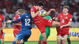 Bermain di Stadion Utama Gelora Bung Karno (SUGBK), Jakarta, pada Jumat 27 Maret 2026, Skuad Garuda menang telak 4-0. Tampak dalam foto, bek Timnas Indonesia, Elkan Baggott (tengah) berusaha mengamankan bola atas saat melawan Saint Kitts and Nevis pada ajang FIFA Series 2026 di Stadion Utama Gelora Bung Karno (SUGBK), Jumat (27/3/2026) malam WIB. (Bola.com/M. Iqbal Ichsan)