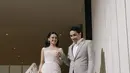 Dilengkapi dengan anting dan kalung berlian, Yunita Siregar bak Cinderella dengan heels putih [@yunitasiregar]