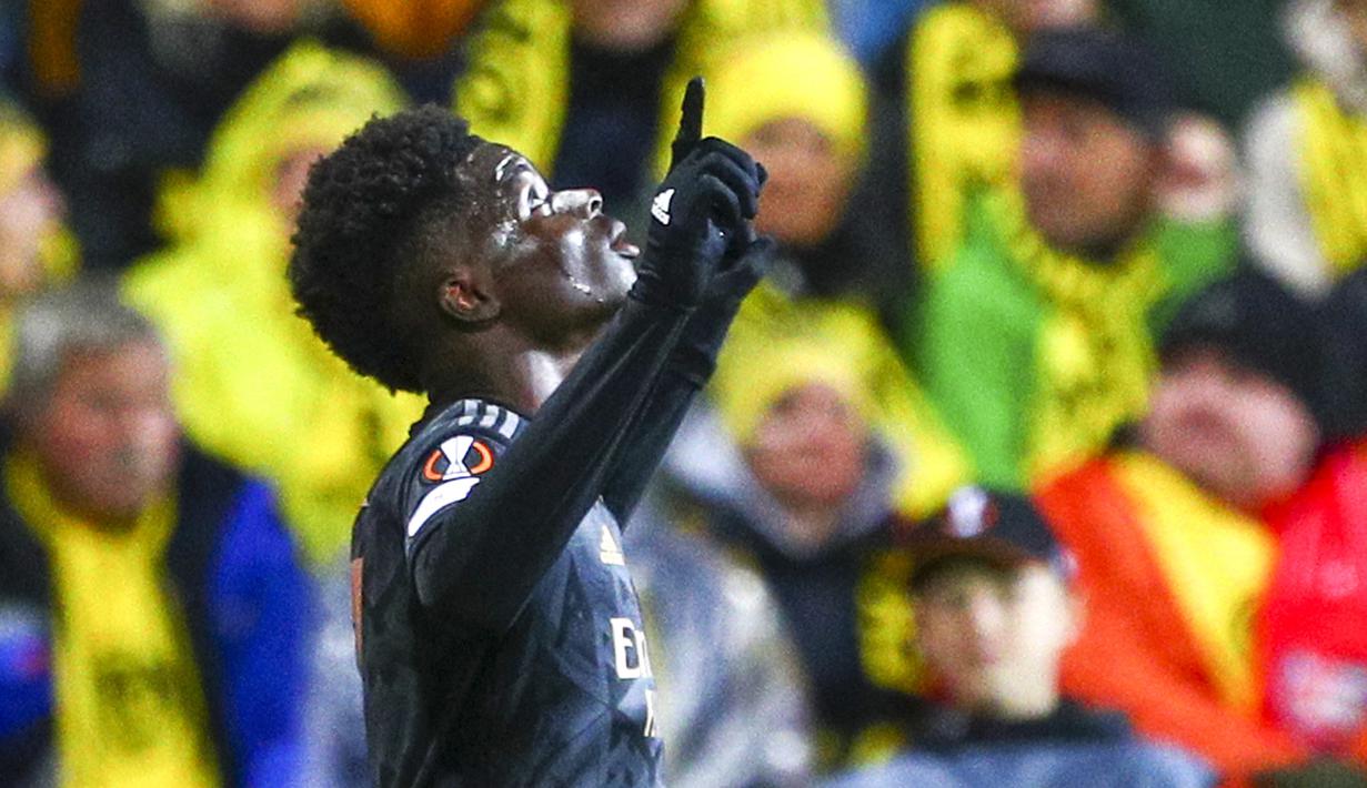 Gelandang Arsenal Bukayo Saka merayakan gol yang dicetaknya ke gawang Bodo/Glimt pada pekan ke-4 Grup A Liga Europa 2022/2023 di Aspymra Stadion, Norwegia, Kamis malam (13/10/2022). Arsenal susah payah mengalahkan wakil Norwegia, Bodo/Glimt 1-0. (Photo by Fredrik Varfjell / NTB / AFP)
