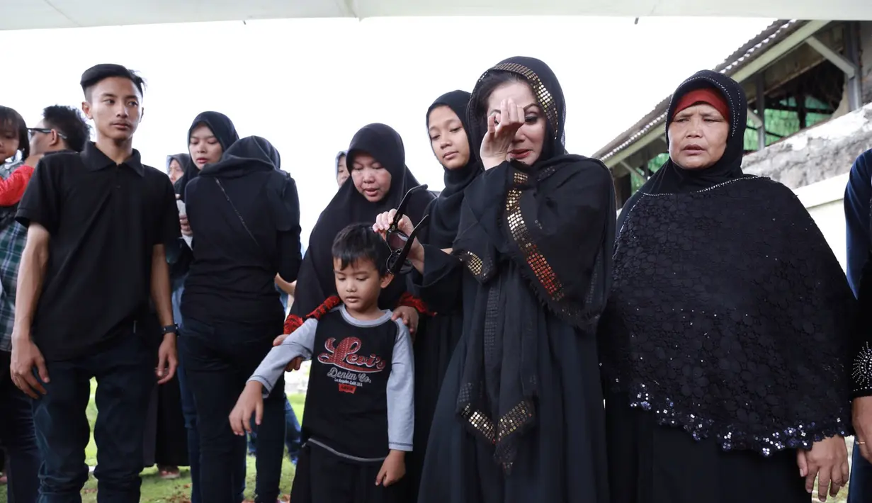 "Beliau minta cucu, padahal cucunya banyak ada 14. Tapi maunya minta cucu dari aku, anaku. Jadi itu yang belum terwujud dari permintaan ibu," ucap Kristina di peristirahatan terakhir bundanya. (Galih W. Satria/Bintang.com)