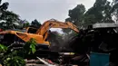 Sejumlah alat berat tengah bekerja untuk meratakan 170 bangunan liar di Jalan Tebet Barat Raya, Jakarta, Rabu (3/12/2014). (Liputan6.com/Johan Tallo)