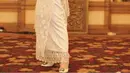 Dine pun kerap tampil mewah hingga elagan, misalnya saja ia tampil elegan dengan dress warna putih dengan detail bordiran dan lace earna cokelat untuk outernya. Credit: Instagram @dine.pearl