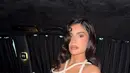 Kylie Jenner tentu saja mengenakan busana terbaiknya dari Paris Fashion Week untuk acara tersebut, mengenakan gaun berpotongan terbuka yang berani dengan aksesori yang indah. [@kyliejenner].