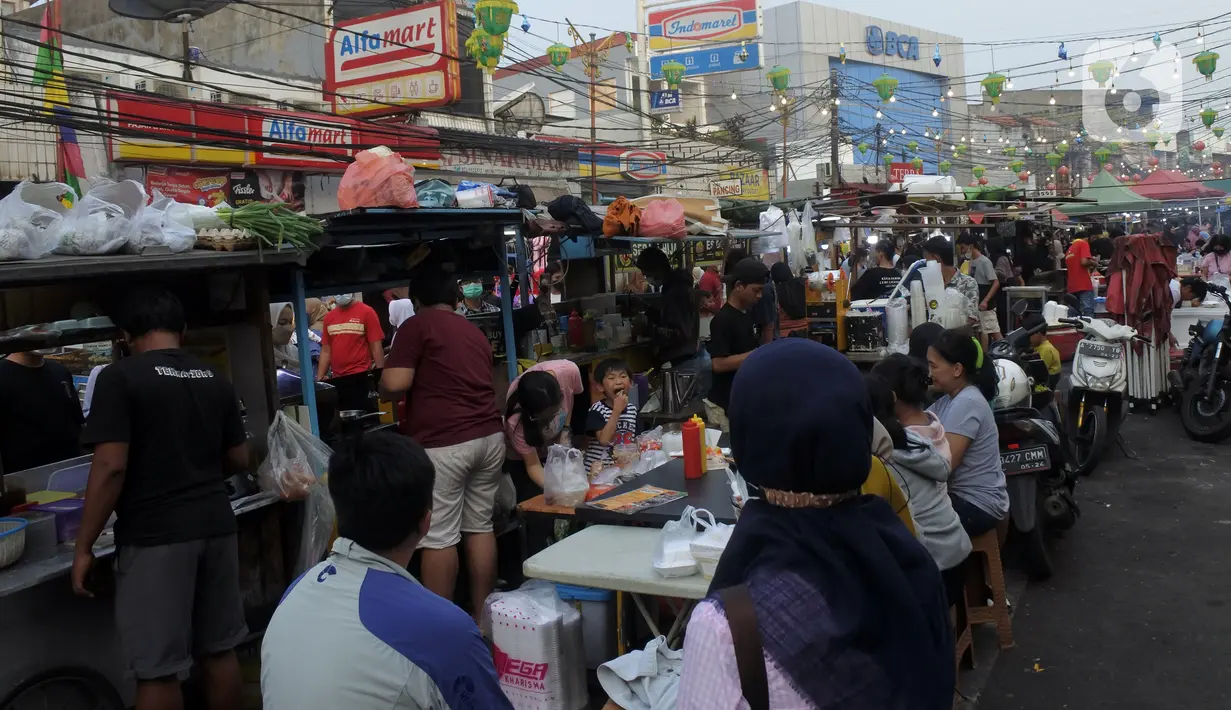 <p>Suasana saat warga berburu takjil atau menu berbuka puasa Ramadhan di Pasar Lama Tangerang, Banten, Sabtu (16/4/2022). Kawasan Pasar Lama menjadi salah satu tempat favorit bagi para pecinta kuliner dengan nuansa Pecinan. (merdeka.com/Imam Buhori)</p>