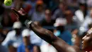 Petenis AS, Serena Williams, saat melakukan servis kepada lawannya petenis Italia, Roberta Vinci, dalam semifinal tunggal putri Turnamen Tenis AS Terbuka di New York, AS. (11/9/2015). (Reuters/Shannon Stapleton)