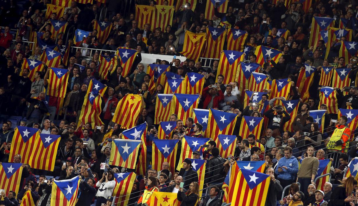 Bendera Estelada milik separatis Catalonia berkibar pada laga Liga Champions antara Barcelona melawan Bate Borisov di Stadion Camp Nou, Spanyol, Rabu (4/11/2015). (Reuters/Albert Gea)