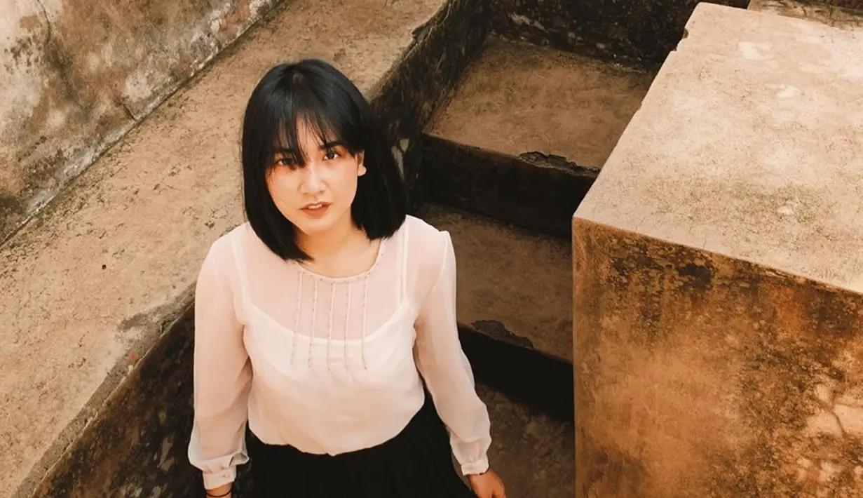 Pemeran Aida di sinetron SCTV Pesantren Rock n'Dut terlihat memesoana saat tampil berponi. Apalagi Nadya Arina juga memperhatikan pakaian yang dipakainya. Dengan pakaian warna putih seperti ini membuatnya terlihat cantik. (Liputan6.com/IG/@nadyaarina)