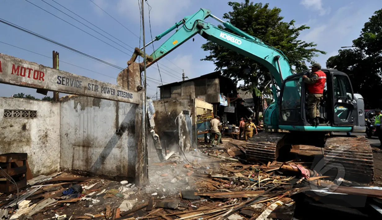 Sebanyak 157 bangunan liar di bantaran rel kereta api Jalan Raya Lenteng Agung, Jakarta Selatan, dibongkar paksa petugas PT KAI, Jakarta, Rabu (28/1/2015). (Liputan6.com/Miftahul Hayat)