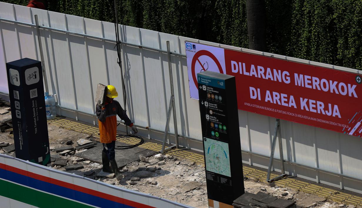 Sebagai informasi, MRT Jakarta berencana membangun tiga akses masuk baru, yakni dua di sisi barat dan satu di timur, yang akan terhubung langsung dengan jalur pejalan kaki serta terintegrasi dengan Halte TransJakarta Bundaran HI. Tampak dalam foto, aktivitas pekerja mengerjakan proyek revitalisasi Stasiun Bundaran HI Bank Jakarta di Jalan MH Thamrin, Senin 20 April 2026. (Kapanlagi.com/Budy Santoso)