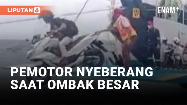 Ombak Besar Bikin Pemotor Nyaris Jatuh Saat akan Turun dari Kapal