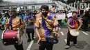 Puluhan anak muda menggelar longmarch sepanjang jalan Pemuda, Jakarta, Kamis (21/7/2022). Aksi yang bertemakan Youth20ccupy: Voice of the Future tersebut dilakukan untuk menyuarakan permasalahan pengerusakan lingkungan yang berakibat krisis pangan serta menghambat pertumbuhan ekonomi. (Liputan6.com/Faizal Fanani)