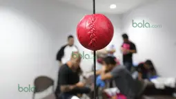 Speed Ball yag biasa dipajang diruang ganti Daud Yordan sebelum bertanding melawan Yoshitaka Kato di Balai Sarbini, Jakarta, Jumat (5/2/2016). (Bola.com/Nicklas Hanoatubun)