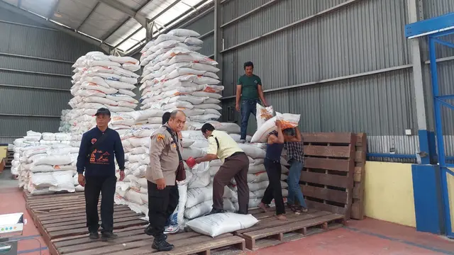 Kementan Minta Publik Kawal Penyaluran 1.200 Ton Bantuan Beras Senilai Rp16 Miliar untuk Korban Bencana Sumatera