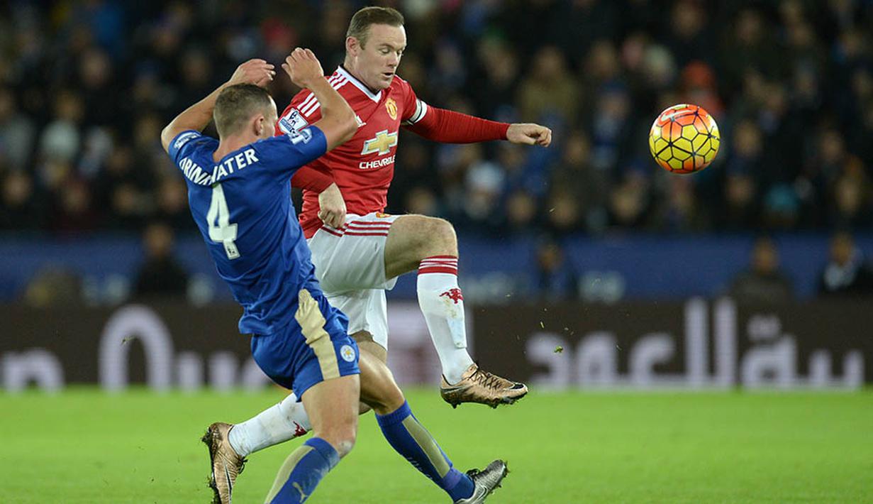 Kapten MU, Wayne Rooney, berusaha melewati gelandang Leicester, Danny Drinkwater pada laga Liga Premier Inggris di Stadion King Power, Inggris, Sabtu (28/11/2015). (AFP Photo/Oli Scarff)
