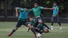 Pemain Timnas Indonesia, Gavin kwan Adsit, berusaha melewati Hanif Sjahbandi, saat latihan di Lapangan ABC Senayan, Jakarta, Senin (15/1/2018). Pemusatan latihan ini dilakukan jelang Asian Games 2018. (Bola.com/Vitalis Yogi Trisna)