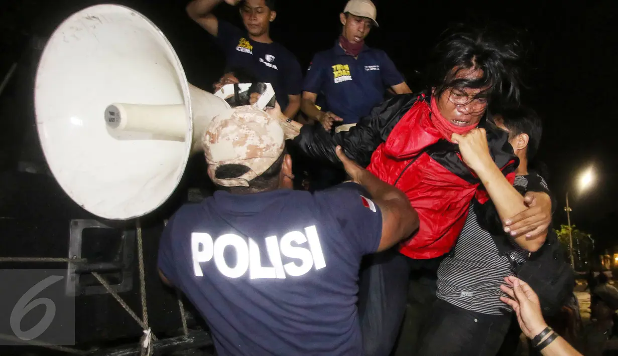 Polisi menangkap buruh yang berusaha melawan di depan Istana Merdeka, Jakarta, Jumat (30/10/2015). Pembubaran tersebut merupakan prosedur tetap dari kepolisian yang telah diatur dalam undang-undang. (Liputan6.com/Immanuel Antonius)