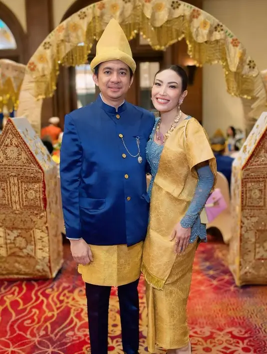 Ayu Dewi tampil mengenakan kebaya brokat model kutu baru lengan panjang warna baby blue. Dipadukan kain kuning bertekstur untuk selendang dan bawahannya. [@mrsayudewi]