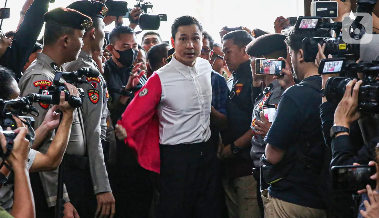 Tersangka kasus dugaan korupsi pengelolaan tata niaga komoditas timah Harvey Moeis mengikuti sidang perdana dengan agenda pembacaan dakwaan oleh Jaksa Penuntut Umum (JPU) di Pengadilan Tipikor, Jakarta, Rabu (14/8/2024). Harvey Moeis yang merupakan suami artis Sandra Dewi itu didakwa melakukan perbuatan tindak pidana korupsi dan pencucian uang dalam kasus tersebut yang menyebabkan kerugian negara mencapai Rp300 triliun. (Liputan6.com/Angga Yuniar)