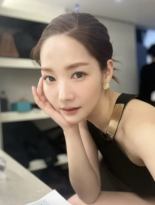 Park Min Young pun tampil anggun dengan gaya rambut bundsnya, dengan bagian depan rambut yang begitu rapi. @Rachel_mypark