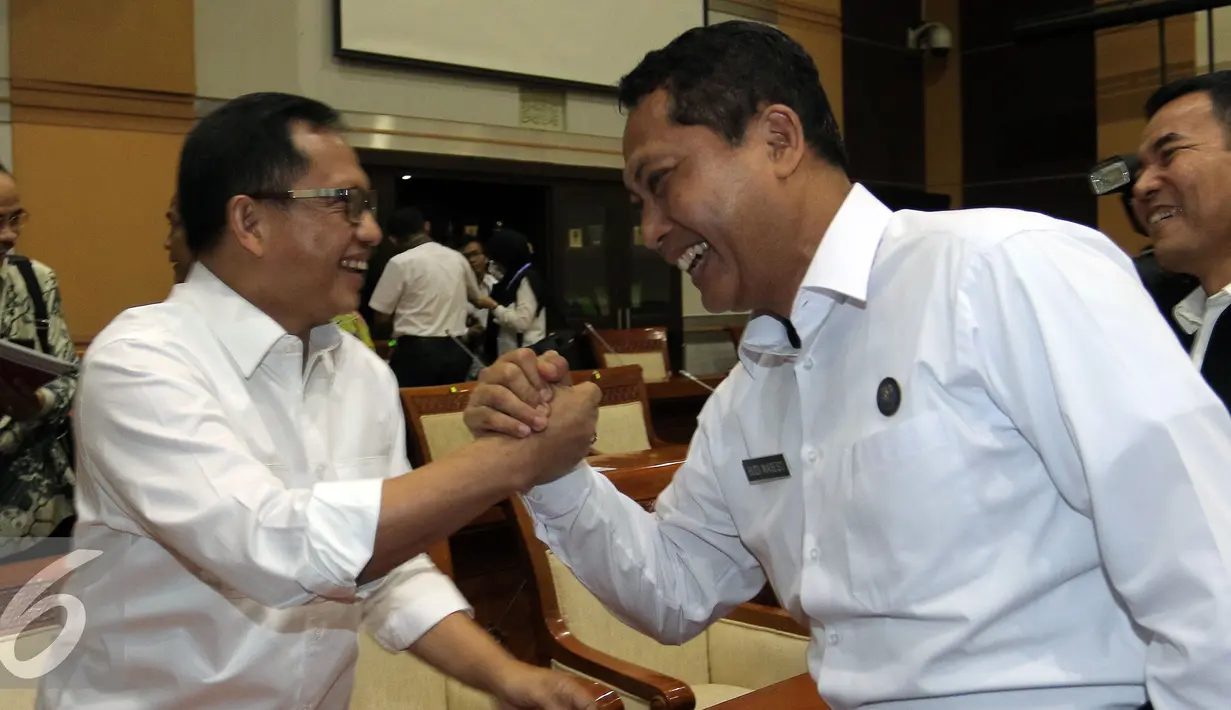 Kepala BNPT Komjen Tito Karnavian (kiri) berjabat tangan dengan Kepala BNN Komjen Budi Waseso saat menghadiri RDP dengan komisi III DPR di Jakarta, Kamis, (16/6). Rapat membahas APBN Perubahan 2016 dan RKAK/L tahun 2017. (Liputan6.com/Johan Tallo)