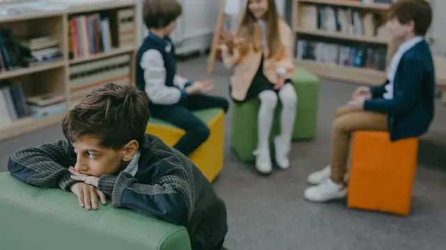 Bukan Berarti Tidak Suka Berteman, Ini Cara Dukung Anak Introvert agar Tetap Berkembang di Lingkungan yang Ramai