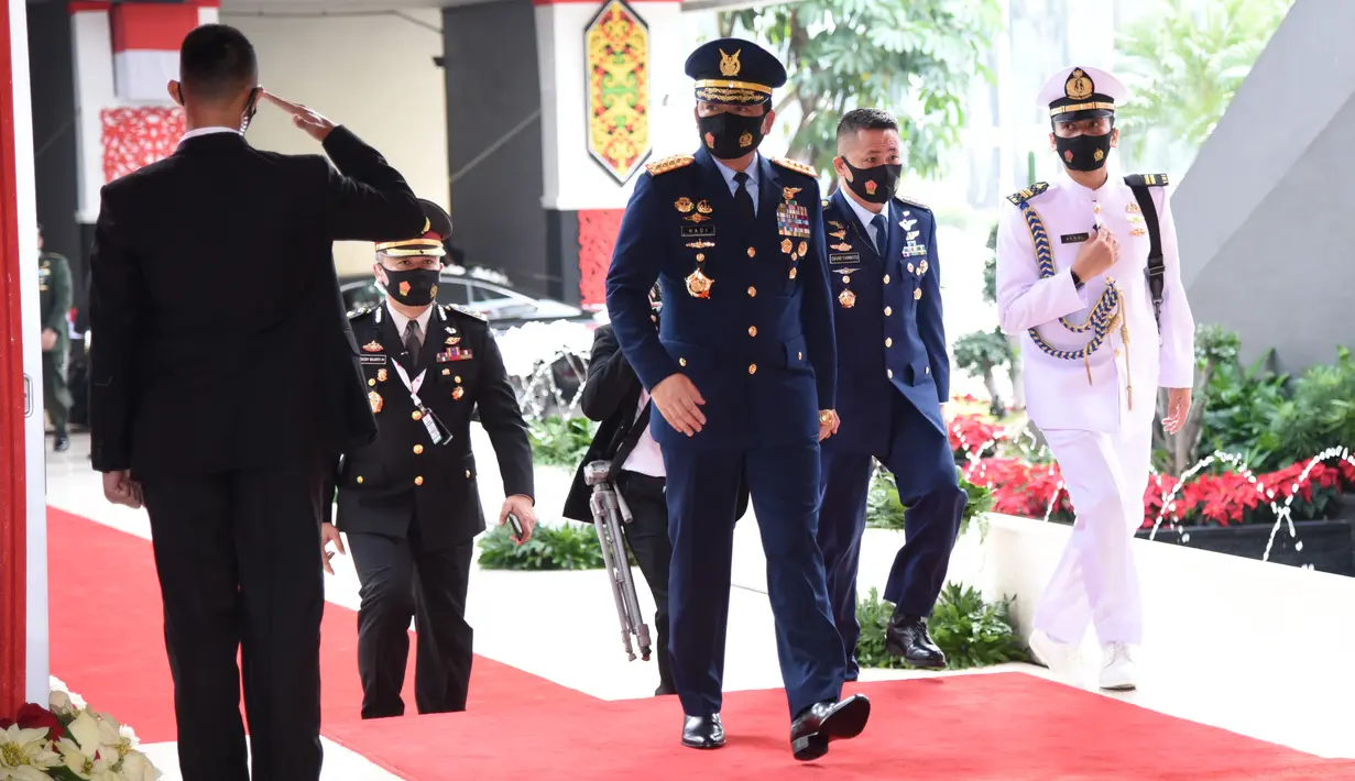 Panglima TNI Marsekal TNI Hadi Tjahjanto saat tiba menghadiri sidang tahunan MPR RI di Gedung Nusantara Kompleks Parlemen Jakarta, Jumat (14/8/2020). (Pool/BiroPemberitaanParlemen)