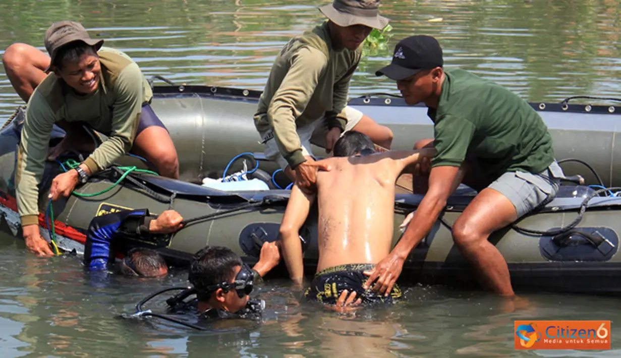 Citizen6, Surabaya: Sekitar jam 09.30 korban tenggelam atas nama Ade Bekti Setyo Utama (17) bersama teman-temannya melaksanakan mencuci daging qurban di sungai Brantas Kebraon, Surabaya. (Pengirim: Budi Abdillah)