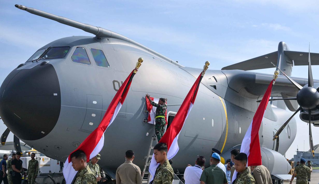 Beberapa personel Tentara Nasional Indonesia (TNI) Angkatan Udara (AU) bersiap menerima satu dari dua pesawat angkut militer Airbus A-400M dari Presiden RI Prabowo Subianto dalam upacara serah terima di Pangkalan Udara Halim Perdanakusuma, Jakarta, pada Senin 3 November 2025. (BAY ISMOYO/AFP)