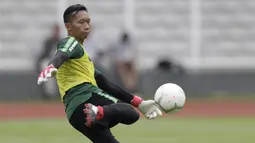 Kiper Timnas Indonesia U-22, Awan Setho, mengirim umpan saat latihan di Stadion Madya, Jakarta, Selasa (15/1). Latihan ini merupakan persiapan jelang Piala AFF U-22. (Bola.com/Yoppy Renato)