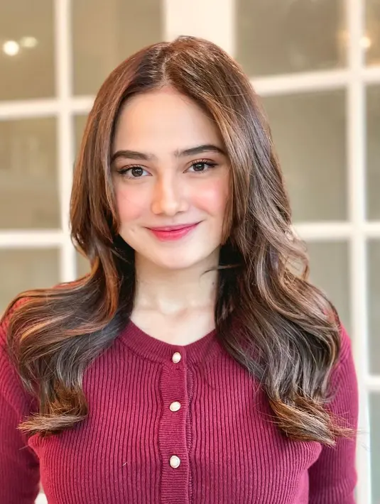 Penampilan kasual Syifa Hadju yang tetap menawan pamer senyum cantik. Mana potret Syifa Hadju yang paling cantik menurutmu, Sahabat FIMELA? [Foto: Instagram/syifahadju]