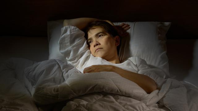 Gambar Ilustrasi Wanita yang Mengalami Insomnia / Kesulitan Tidur di Malam Hari