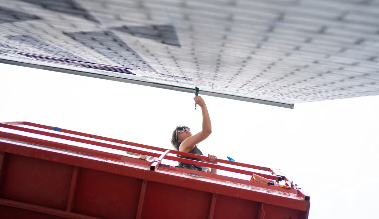 Seniman Caroline Monnet melukis saat Festival Mural Montreal di Quebec, Kanada, 16 Juni 2022. Dimulai pada tahun 2012, acara seni jalanan itu ingin dinobatkan sebagai "pemimpin seni urban" di Amerika Utara, kata penyelenggara Pierre-Alain Benoit kepada AFP. (Paola Chapdelaine/AFP)