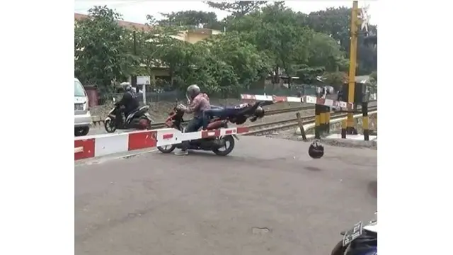 6 Kelakuan Nekat di Palang Kereta Api Ini Bikin Geleng Kepala