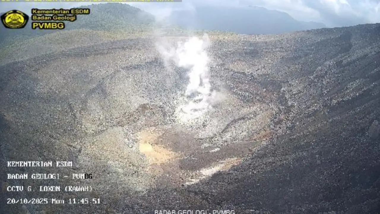 Foto kondisi Kawah Tompaluan (G. Lokon) tanggal 17 dan 20 Oktober 2025.