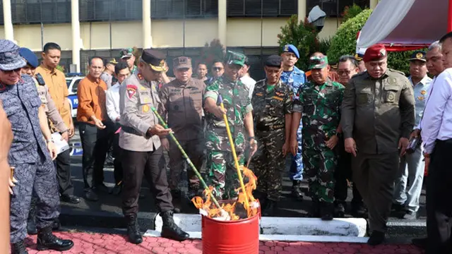 Kapolda Sulut Irjen Pol Setyo Budiyanto bersama Pangdam XIII/Merdeka Mayjen TNI Legowo WR Jatmiko dan Forkopimda Sulut memusnahkan barang bukti dengan cara dibakar dan dituang ke dalam drum.