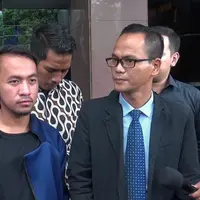 Asisten Julia Perez, Lucky sedih Nikita Mirzani tidak hadir Polres Metro Jakarta Selatan, Kamis (02/02). 