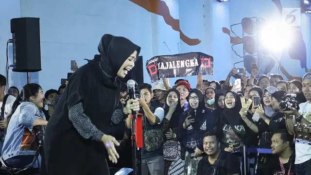 Kotak Band Manggung di Indahnya Keramaian Senja Terowongan Kendal Jakarta