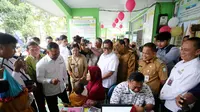 Menteri Kependudukan dan Pembangunan Keluarga, Wihaji, didampingi oleh Penjabat (Pj) Gubernur Banten, A. Damenta, serta Pj. Wali Kota Tangerang, Nurdin, meninjau langsung pelayanan kesehatan di Puskesmas Periuk Jaya, Kota Tangerang. (Liputan6.com/Pramita Tristiawati).