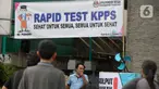 Kantor Kelurahan Pondok Benda menggelar rapid test Covid-19 untuk petugas Kelompok Penyelenggara Pemungutan Suara (KPPS) di Tangerang Selatan, Jumat (27/11/2020). Rapid Test diikuti 1.017 anggota KPPS serta Petugas Pengamanan Tempat Pemungutan Suara (PAM TPS). (merdeka.com/Dwi Narwoko)