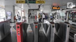 Mesin gate Light Rail Transit (LRT) Jakarta terlihat di Stasiun Velodrome, Rawamangun, Kamis (24/3/2022). Pemprov mengusulkan penetapan tarif integrasi transportasi Transjakarta, MRT dan LRT Jakarta untuk menghemat biaya perjalanan pengguna transportasi umum di Jakarta. (merdeka.com/Iqbal S Nugroho)