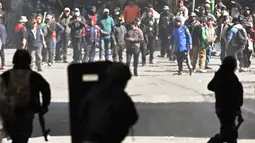 Para demonstran dan polisi Bolivia bentrok selama unjuk rasa menentang Presiden Rodrigo Paz di La Paz pada 25 Mei 2026. (AIZAR RALDES/AFP)