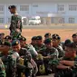 Seorang komandan pleton TNI memberikan arahan jelang keberangkatan menuju Riau di Lanud Halim Perdanakusuma Jakarta, Selasa (27/10/2015). TNI kembali memberangkatkan 1000 personil untuk membantu BNPB di Riau. (Liputan6.com/Helmi Fithriansyah)