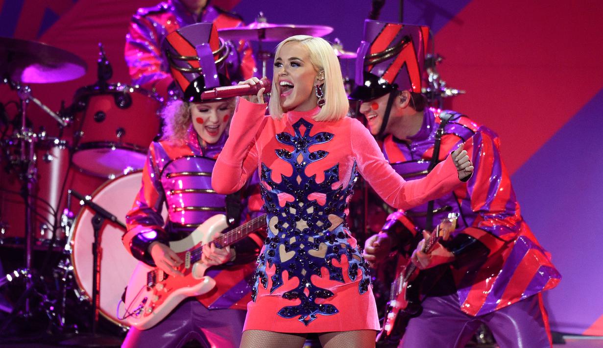 Penampilan Katy Perry dalam konser Jingle Ball 2019 KIIS-FM di The Forum, Inglewood, California, Amerika Serikat, Jumat (6/12/2019). (AP Photo/Chris Pizzello)