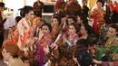 Selvi Ananda yang melintasi tamu undanganmenjadi objek foto para undangan. (Galih W. Satria/bintang.com)