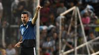 Pelatih timnas Argentina, Lionel Scaloni memimpin pasukannya Meksiko pada laga persahabatan yang berlangsung di stadion Malvinas, Rabu (21/11). Argentina menang 2-0 atas Meksiko (AFP/Andres Larrovere)
