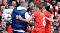 Gelandang Liverpool Steven Gerrard (tengah) mengalami momen buruk saat menghadapi Chelsea di Anfield pada 27 April 2014. (AFP/Andrew Yates)